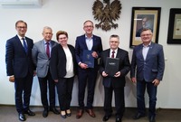 Pamiątkowe zdjęcie przedstawicieli Miasta Leszna i LFP Sp. z o.o.