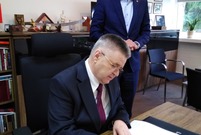 Umowę podpisuje Prezes Janusz Szyszkowiak