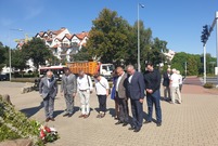 Uroczystości odbyły się na cmentarzu parafialnym przy ul. Kąkolewskiej i pod Pomnikiem Konstytucji 3 Maja