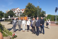Uroczystości odbyły się na cmentarzu parafialnym przy ul. Kąkolewskiej i pod Pomnikiem Konstytucji 3 Maja