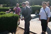 Uroczystości odbyły się na cmentarzu parafialnym przy ul. Kąkolewskiej i pod Pomnikiem Konstytucji 3 Maja
