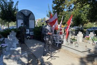 Uroczystości odbyły się na cmentarzu parafialnym przy ul. Kąkolewskiej i pod Pomnikiem Konstytucji 3 Maja