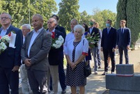 Uroczystości odbyły się na cmentarzu parafialnym przy ul. Kąkolewskiej i pod Pomnikiem Konstytucji 3 Maja