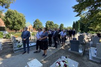 Uroczystości odbyły się na cmentarzu parafialnym przy ul. Kąkolewskiej i pod Pomnikiem Konstytucji 3 Maja