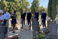 Uroczystości odbyły się na cmentarzu parafialnym przy ul. Kąkolewskiej i pod Pomnikiem Konstytucji 3 Maja