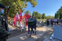 Uroczystości odbyły się na cmentarzu parafialnym przy ul. Kąkolewskiej i pod Pomnikiem Konstytucji 3 Maja