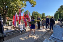 Uroczystości odbyły się na cmentarzu parafialnym przy ul. Kąkolewskiej i pod Pomnikiem Konstytucji 3 Maja