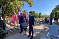 Uroczystości odbyły się na cmentarzu parafialnym przy ul. Kąkolewskiej i pod Pomnikiem Konstytucji 3 Maja