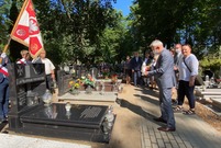 Uroczystości odbyły się na cmentarzu parafialnym przy ul. Kąkolewskiej i pod Pomnikiem Konstytucji 3 Maja