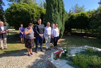Uroczystości odbyły się na cmentarzu parafialnym przy ul. Kąkolewskiej i pod Pomnikiem Konstytucji 3 Maja