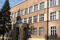 Zespół Szkół nr 4 przy ul. Karola Kurpińskiego 2. Budynek przejdzie termomodernizację.