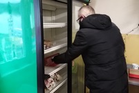 Prezydent uzupełnia Lodówkę dla Głodnych