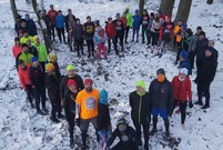 Biegacze ustawieni w kształt serca