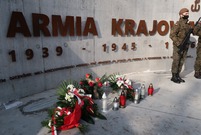 Uroczystości pod pomnikiem AK