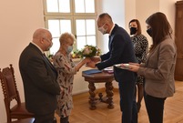 Uroczystość odznaczania par za długie pożycie małżeńskie miała miejsce w leszczyńskim Ratuszu