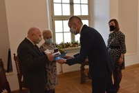 Uroczystość odznaczania par za długie pożycie małżeńskie miała miejsce w leszczyńskim Ratuszu