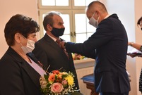 Uroczystość odznaczania par za długie pożycie małżeńskie miała miejsce w leszczyńskim Ratuszu
