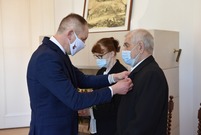 Uroczystość odznaczania par za długie pożycie małżeńskie miała miejsce w leszczyńskim Ratuszu
