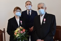 Uroczystość odznaczania par za długie pożycie małżeńskie miała miejsce w leszczyńskim Ratuszu