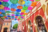 Kolorowe parasolki nad ul. Wróblewskiego