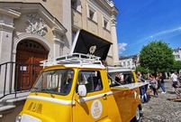 Żółty bus Taste the Music i projektu KAWA'ranna