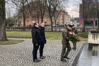 Składanie kwiatów pod pomnikami i w miejscach pamięci