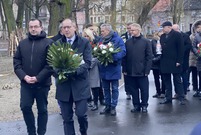 Składanie kwiatów pod pomnikami i w miejscach pamięci