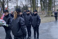 Składanie kwiatów pod pomnikami i w miejscach pamięci