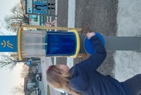 Dziewczynka uruchamiająca urządzenie edukacyjne do tworzenia wirów