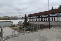 Schody prowadzące do Przedszkola Miejskiego nr 19 i dziedziniec przed jego wejściem