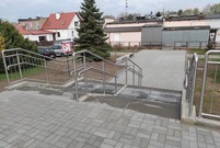 Schody prowadzące do Przedszkola Miejskiego nr 19 i dziedziniec przed jego wejściem