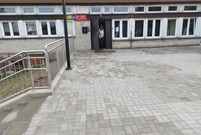 Schody prowadzące do Przedszkola Miejskiego nr 19 i dziedziniec przed jego wejściem