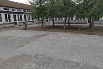 Schody prowadzące do Przedszkola Miejskiego nr 19 i dziedziniec przed jego wejściem