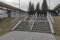 Schody prowadzące do Przedszkola Miejskiego nr 19 i dziedziniec przed jego wejściem