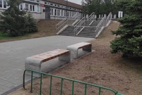 Schody prowadzące do Przedszkola Miejskiego nr 19 i dziedziniec przed jego wejściem