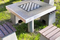 stół do gry w szachy i krzesła 