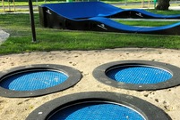 trampoliny umieszczone w ziemi