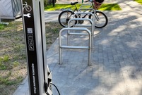 stojaki rowerowe i stacja naprawcza 