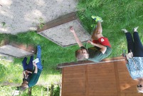 dzieci wysiewają nasiona 