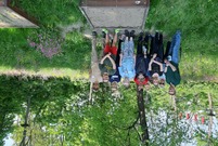 grupa dzieci przy skrzyniach z ziemią 