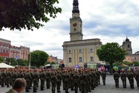 uroczysta przysięga wojskowa na rynku w Lesznie