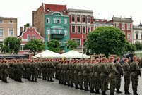 uroczysta przysięga wojskowa na rynku w Lesznie