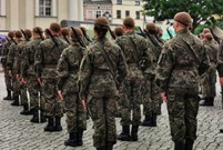 uroczysta przysięga wojskowa na rynku w Lesznie