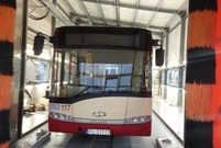 Autobus miejski w myjni automatycznej