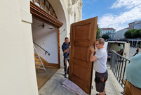 Zabytkowe drzwi ratusza znów na swoim miejscu