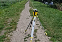 Ścieżka wzdłuż ulicy Ostroroga zostanie poprowadzona po stronie północnej i będzie miała szerokość 2,5 metra