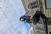 Trwa montaż iluminacji świątecznych w Lesznie