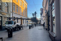 Trwa montaż iluminacji świątecznych w Lesznie