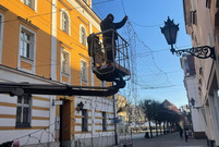 Trwa montaż iluminacji świątecznych w Lesznie