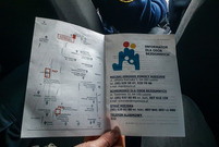 Takie ulotki z informacjami, gdzie szukać pomocy, otrzymują wszyscy bezdomni od patroli straży miejskiej